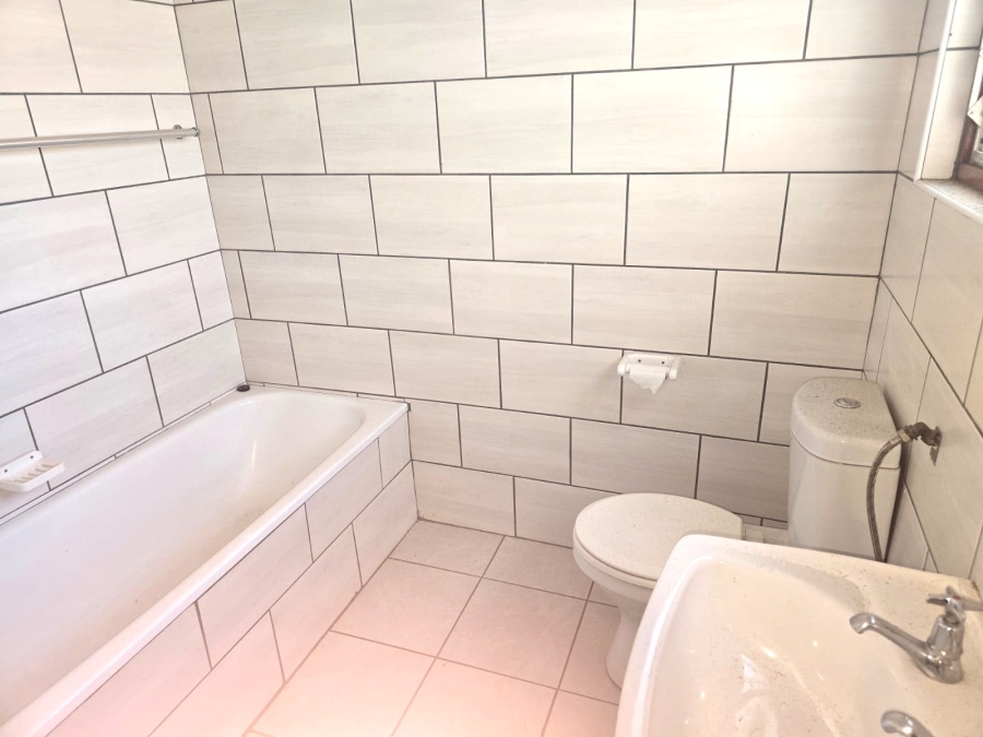 To Let 3 Bedroom Property for Rent in Esterville Western Cape